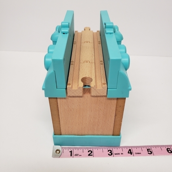 Chuggington Train Tunnel Depot Railroad Wood Bridge 2010 Learning Curve - Picture 10 of 10